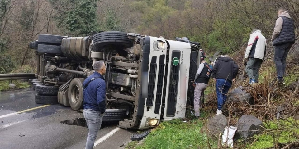 Prevrnuo se kamion na Ibarskoj! Vatrogasci izvlačili vozača!