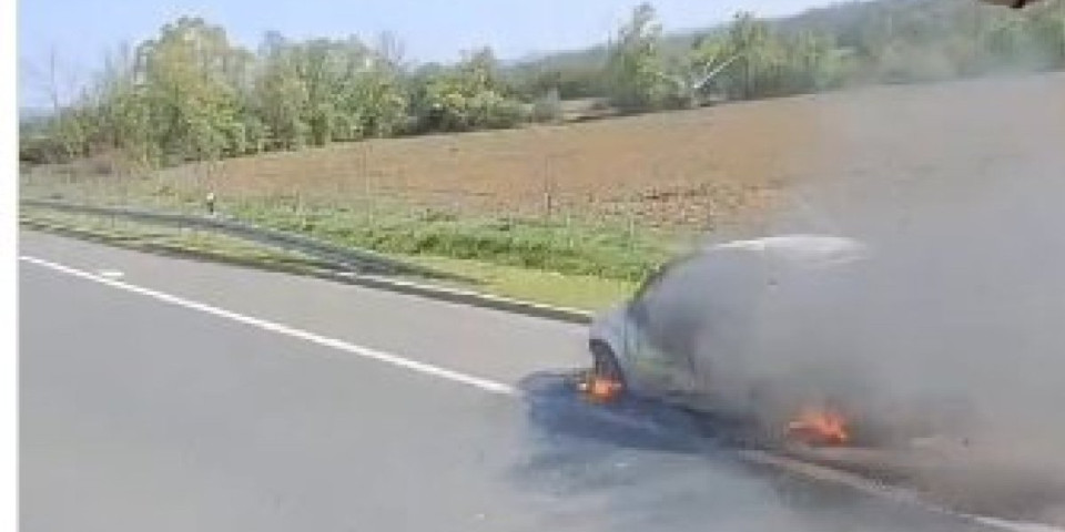 Gori automobil u pravcu Čačka! Dim se širi, saobraćaj obustavljen! (VIDEO)