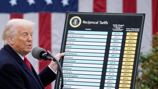 ТРАМП ПАУЗИРАО ЦАРИНЕ ДРУГИМ ЗЕМЉАМА НА 90 ДАНА, ОСИМ КИНИ: Њима подижем тарифе на 125 посто ТРАМП ПАУЗИРАО ЦАРИНЕ ДРУГИМ ЗЕМЉАМА НА 90 ДАНА, ОСИМ КИНИ: Њима подижем тарифе на 125 посто