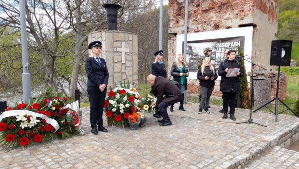 РАНЕ КОЈЕ БОЛЕ И НЕЋЕ ДА ЗАЦЕЛЕ: Комеморативним скупом обележено 26 година од бомбардовања воза у Грделичкој клисури РАНЕ КОЈЕ БОЛЕ И НЕЋЕ ДА ЗАЦЕЛЕ: Комеморативним скупом обележено 26 година од бомбардовања воза у Грделичкој клисури