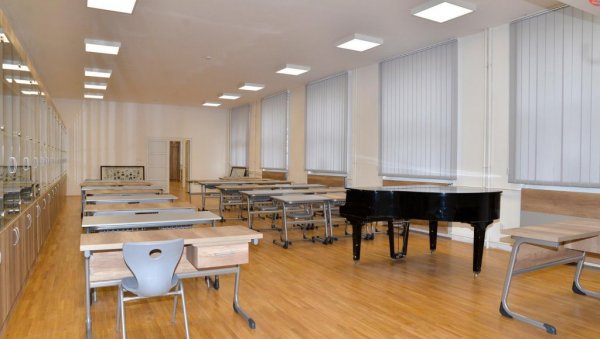 МАТУРАНТИ У ГИМНАЗИЈАМА ПОЛАЖУ РАЗРЕДНИ ИСПИТ? Директори трагају за решењем како да ђаци четвртог разреда заврше школу МАТУРАНТИ У ГИМНАЗИЈАМА ПОЛАЖУ РАЗРЕДНИ ИСПИТ? Директори трагају за решењем како да ђаци четвртог разреда заврше школу
