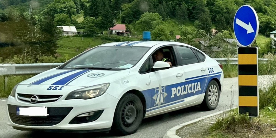 Povređena četvorica Srba u saobraćajki u Budvi! Žena se zakucala audijem u njih i napravila haos