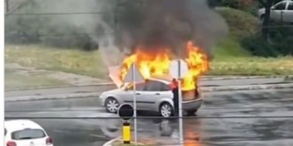 Opšti haos na Novom Beogradu: Izgoreo automobil, vatrogasci imali pune ruke posla (VIDEO)