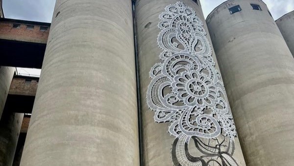 САВРЕМЕНО ЧИТАЊЕ ЧИПКЕ: Пољска уметница инспирисана крагном из Етнографског музеја