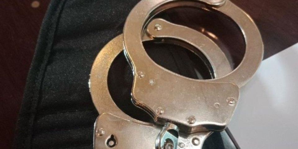 Otišao ispred kuće bivše snaje i pretio joj ubistvom: Policija mu u kući pronašla pištolj
