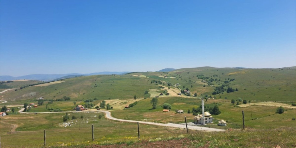 "Pošten i vredan, živeo od svog rada": Selo Tuzinje kod Sjenice nemo od bola nakon brutalnog ubistva mladog Muzafera (FOTO)