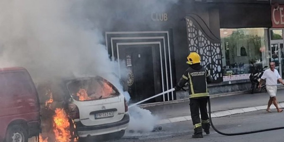 Drama u Paraćinu: Zapalio se automobil, građani čuli detonaciju (FOTO/VIDEO)
