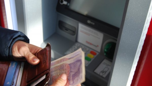 БАНКОМАТ СКИНУО НОВАЦ СА РАЧУНА, А НИЈЕ ИСПЛАТИО: Ево шта треба да урадите БАНКОМАТ СКИНУО НОВАЦ СА РАЧУНА, А НИЈЕ ИСПЛАТИО: Ево шта треба да урадите