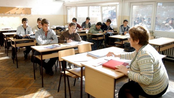 ИЗ КЛУПА СА РУПАМА У ЗНАЊУ: Гимназије убрзано надокнађују наставу ИЗ КЛУПА СА РУПАМА У ЗНАЊУ: Гимназије убрзано надокнађују наставу