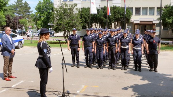 ДАН ПОЛИЦИЈЕ ОБЕЛЕЖЕН ДАНАС И У СМЕДЕРЕВУ: Заклетву положила 44 нова припадника МУП-а ДАН ПОЛИЦИЈЕ ОБЕЛЕЖЕН ДАНАС И У СМЕДЕРЕВУ: Заклетву положила 44 нова припадника МУП-а