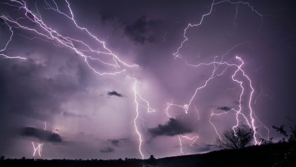 ВЕЧЕРАС ЋЕ ОВДЕ ПЉУШТАТИ КИША: Јака грмљавина и пљускови премештаће се преко ових делова Србије