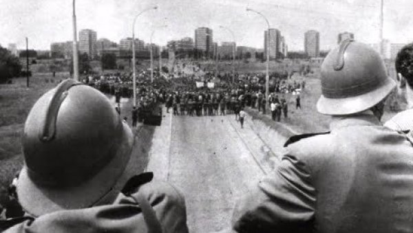 СУДАР БЕСПРЕКОРНОГ РЕДА И МЛАДОГ МРАЧНОГ СВЕТА: Никад ниједан политичар не види ништа лоше у гомили, ако се није окупила против њега