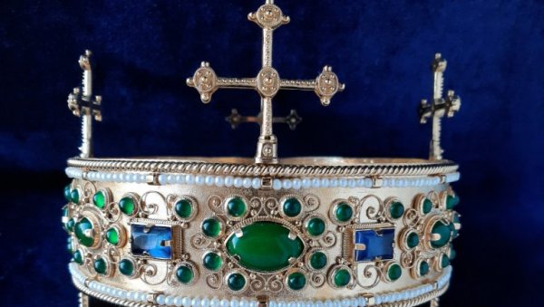 КРУНА СИЈАЛА И ПРЕ НЕМАЊИЋА: Нове реконструкције средњевекових инсигнија у ИМС, међу којима је и краљевско обележје Михаила Стонског