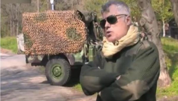 ЛАЗАНСКИ ПАРКИРАО ТЕНК! Београђанке се окретале због звери коју је возио - Хрвати би мислили да је ЈНА кренула на Загреб (ВИДЕО)