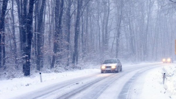 ТРИ ОПАСНЕ ПОЈАВЕ ПРЕТЕ ВОЗАЧИМА У СРБИЈИ: Ево где је најопасније и где не смете без зимске опреме