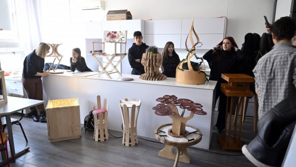 ИЗЛОЖБА ЂАЧКИХ ЛАМПИ: Радови ученика Техничке школе Дрво арт у Музеју примењених уметности