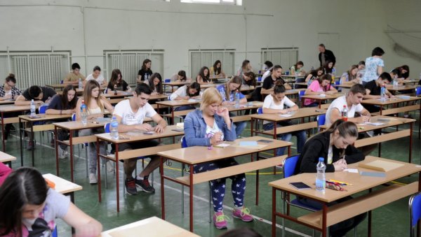 БУДУЋИ СРЕДЊОШКОЛЦИ, ВАЖНО! Од следеће године крећу промене у упису у средње школе