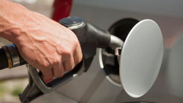 Влада Србије продужила уредбу: До 8. маја ниже акцизе на деривате нафте