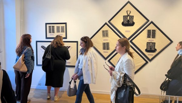 ЗМИЈАЊСКИ ВЕЗ У ПАРИЗУ: Заједничка изложба Етнографског музеја из Београда и Музеја Републике Српске из Бањалуке у Културном центру Србије