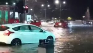 NEZAPAMĆENI POTOP U BEOGRADU: Autobusi zaglavljeni u bujici, Višnjička blokirana, stvorio se vodopad kod Zmaja (VIDEO)